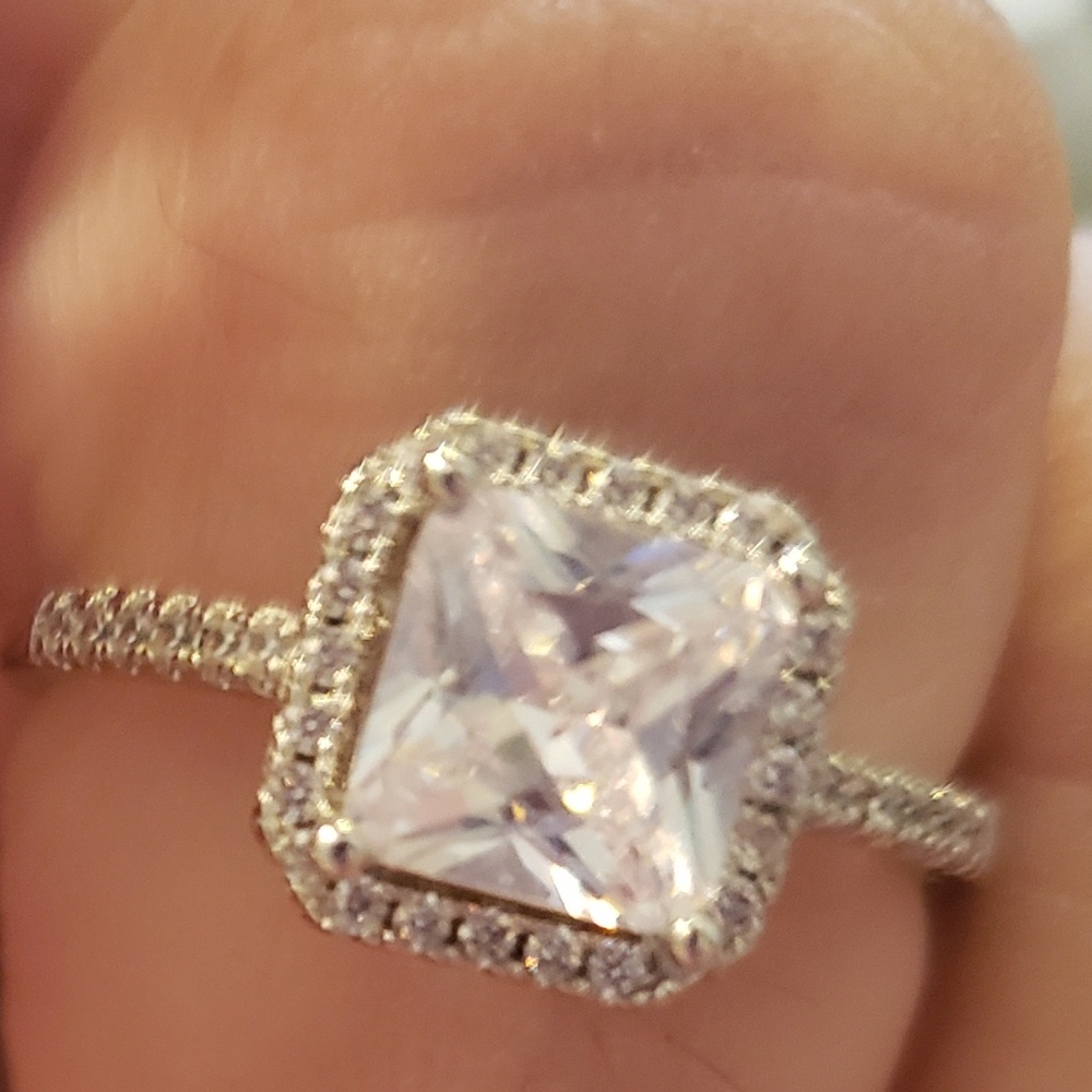 BEAUTIFUL SPARKLING SILVER RING SIZE 10